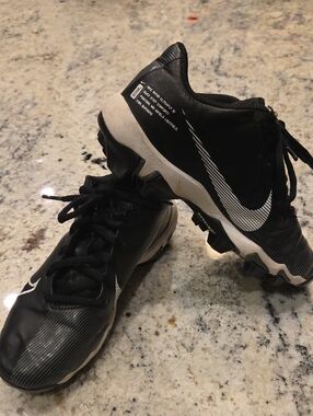 Nike Kids Black and White Soccer/Football Cleats with Molded Cleats Size 2